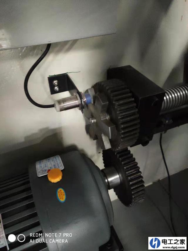 怎样利用一个接近开关来控制电机