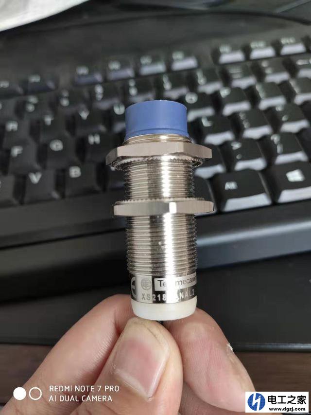 怎样利用一个接近开关来控制电机